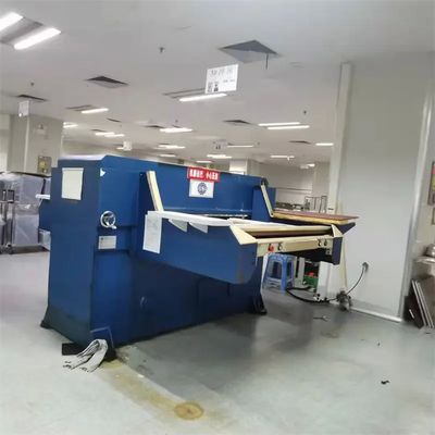 उच्च काटने के दबाव और 1250 मिमी काटने की लंबाई के साथ परिशुद्धता हाइड्रोलिक काटने की मशीन